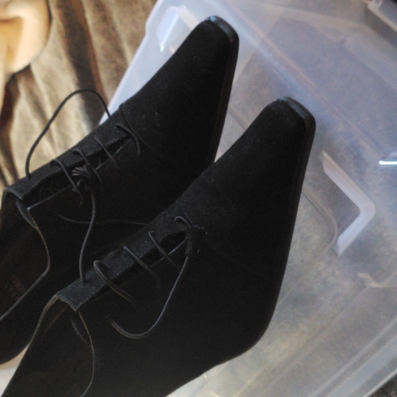 Stuart Weizman bl suede with heel, leather soles. 7M. - Picture 2 of 8